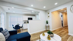 Eine moderne Wohnung mit Wohnzimmer, Essbereich und Küche.