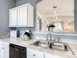 Private kitchen | Fridge, oven, coffee/tea maker, toaster