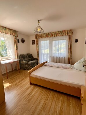2 bedrooms, WiFi, bed sheets - Apartment 'Lehmann' with Mountain View, Balcony and Wi-Fi (Oppenau)