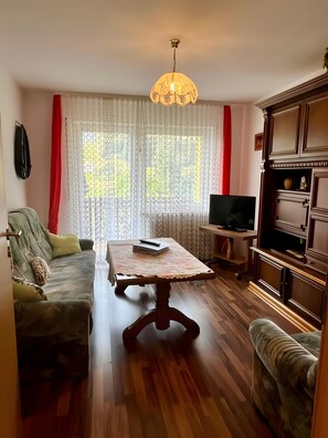 Una televisión, un reproductor estéreo