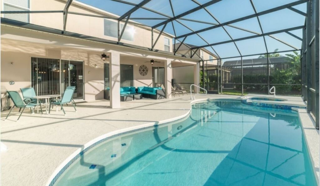 Zwembad | Een buitenzwembad en een verwarmd zwembad