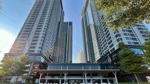 A modern building with the name "SUNWAH PEARL" prominently displayed. - Skyway White & Silver Riverside Resident - Binh Thanh, HCM (Ho Chi Minh City)