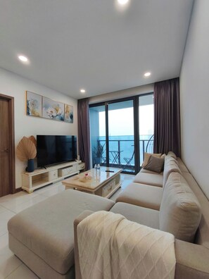 豪華公寓, 2 間臥室, 城市景觀 | 起居區 | 100-吋LED 液晶電視，提供有線頻道