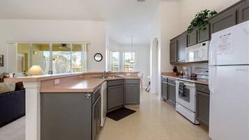 Villa, 5 Bedrooms | Private kitchen | Fridge, oven, toaster