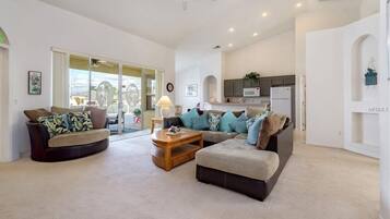 Villa, 5 Bedrooms | Living area