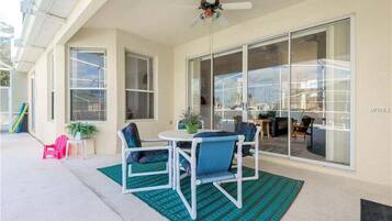 Villa, 5 Bedrooms | Outdoor dining