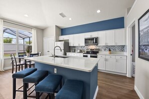 فيلا - ٤ غرف نوم | مطبخ خاص | ثلاجة، فرن، محمصة خبز