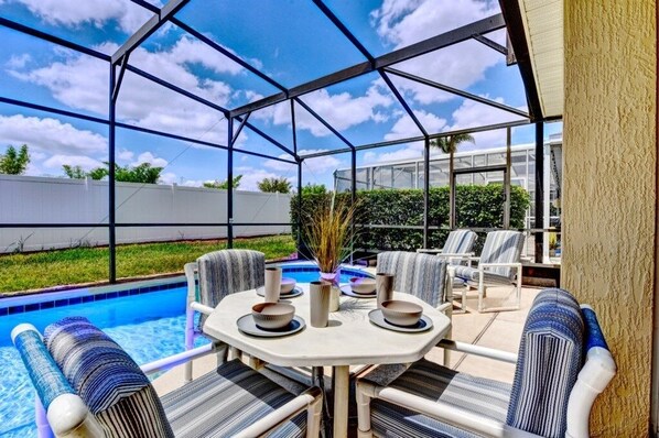 فيلا - ٤ غرف نوم | تناول الطعام بالخارج