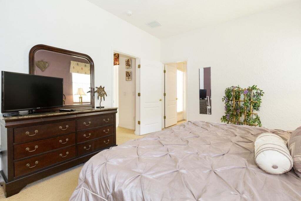 4 bedrooms, laptop workspace, iron/ironing board, free WiFi