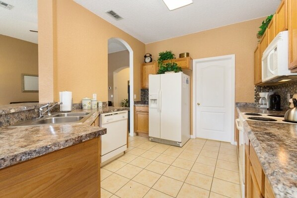 Villa, 4 Bedrooms | Private kitchen