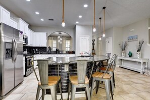 Villa, 6 Bedrooms | Private kitchen