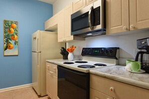 Private kitchen | Fridge, oven, coffee/tea maker, toaster