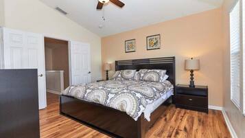 3 Schlafzimmer, laptopgeeigneter Arbeitsplatz, Bügeleisen/Bügelbrett