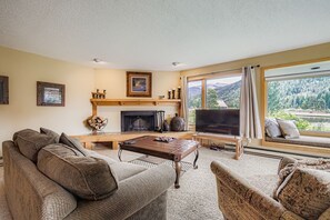 Condo, 1 Bedroom | Living area