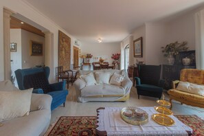 Smart TV, fireplace - Beautiful luxury house at entrance of Quinta da Marinha. Private swimming pool.  (Cascais)