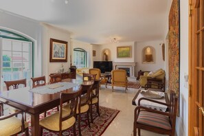 Smart TV, fireplace - Beautiful luxury house at entrance of Quinta da Marinha. Private swimming pool.  (Cascais)