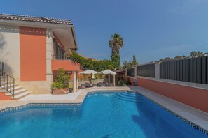 Una piscina al aire libre