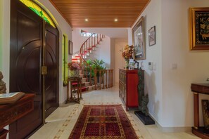 Lobby - Beautiful luxury house at entrance of Quinta da Marinha. Private swimming pool.  (Cascais)