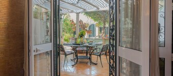 Beautiful house at entrance of Quinta da Marinha. Private swimming pool.