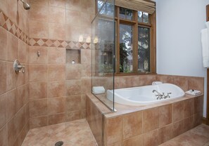 Stadtwohnung, 4 Schlafzimmer | Badezimmer | Handtücher, Shampoo