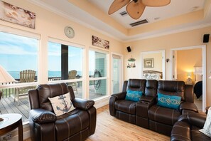 House, 6 Bedrooms | Living area