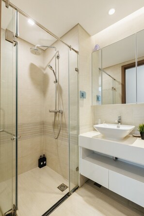 Dusche, Haartrockner, Handtücher, Seife