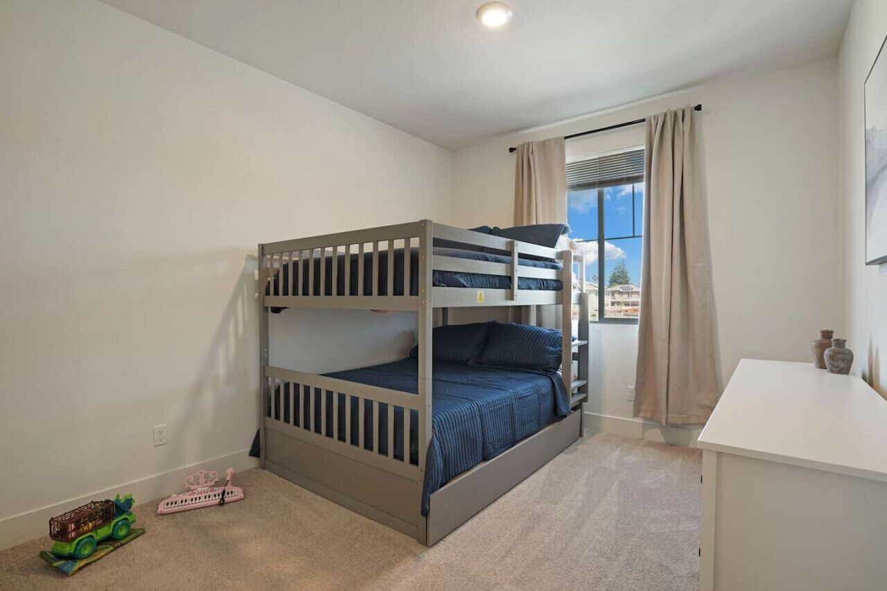 5 室のベッドルーム、デスク、アイロン / アイロン台、旅行用ベビーベッド