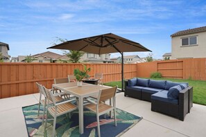 Outdoor dining - Wonderful Lodi 5BR - Fire Pit + Foosball Galore! (Lodi)