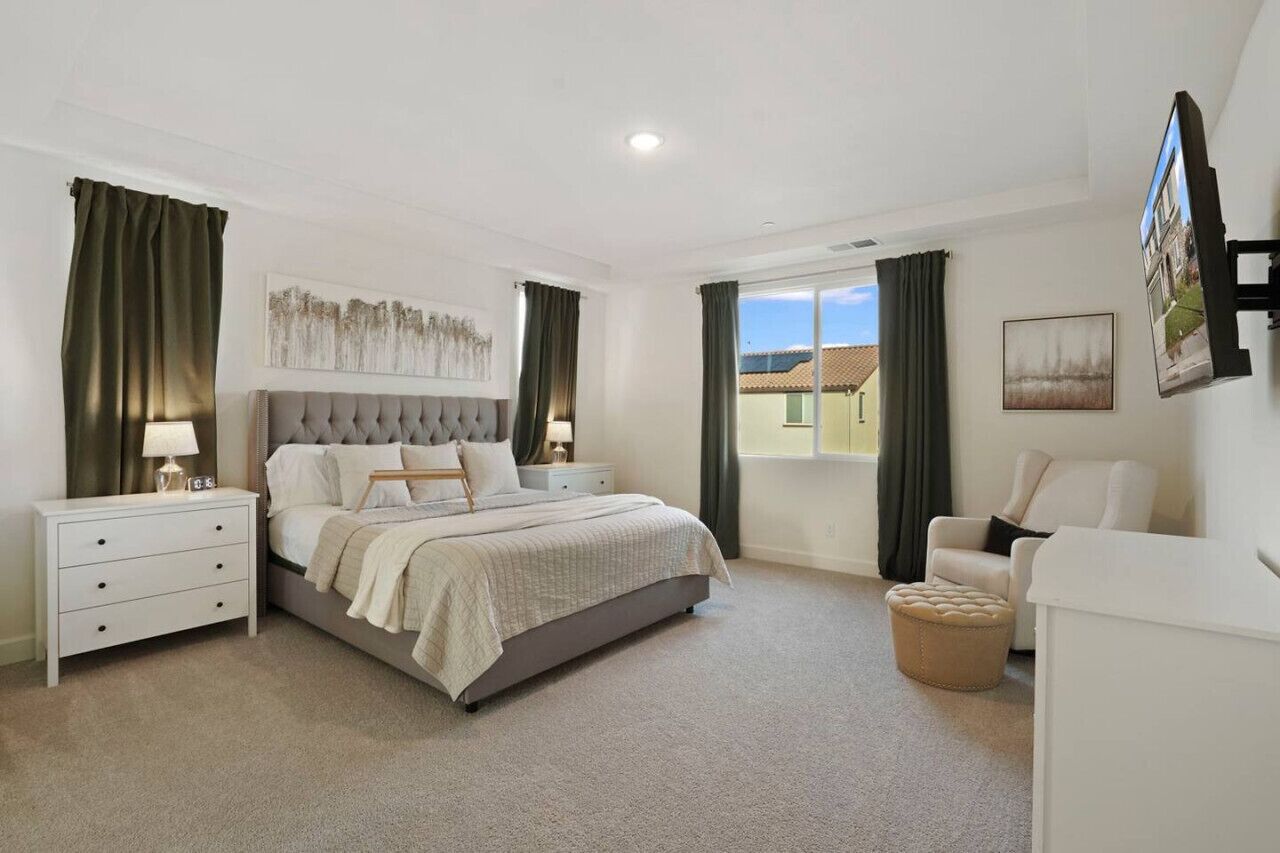 5 soverom, skrivebord, strykejern/-brett og reiseseng for barn