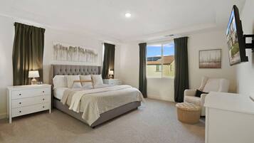 5 Schlafzimmer, Schreibtisch, Bügeleisen/Bügelbrett, Reisekinderbett