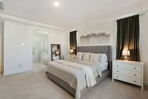 5 slaapkamers, een bureau, een strijkplank/strijkijzer, reisbedje