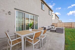 تناول الطعام بالخارج