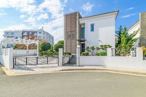 Villa (3 Bedrooms) | Exterior