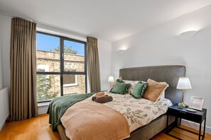 3 habitaciones, tabla de planchar con plancha, wifi y ropa de cama