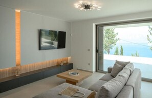 Smart TV, reproductor de DVD, libros y estéreo 