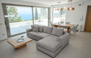 Smart TV, DVD player, books, stereo