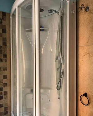 Dusche, Haartrockner, Bidet, Handtücher