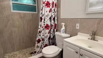 Douche, sĂšche-cheveux, serviettes fournies, savon