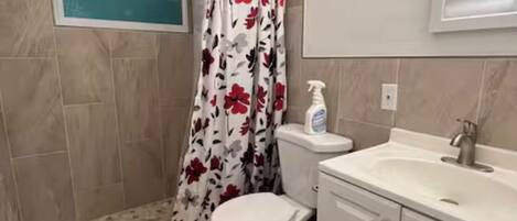 Een douche, een haardroger, handdoeken, zeep