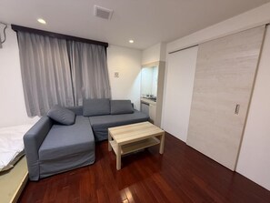 Family Twin Room | Desk, laptop workspace, free WiFi
