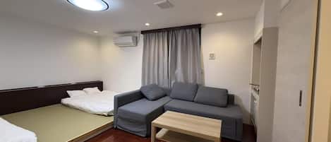 Family Twin Room | Desk, laptop workspace, free WiFi