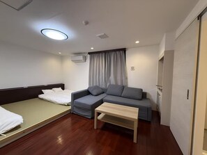 Family Twin Room | Desk, laptop workspace, free WiFi