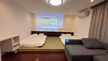 Family Twin Room | Desk, laptop workspace, free WiFi