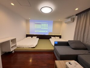 Family Twin Room | Desk, laptop workspace, free WiFi