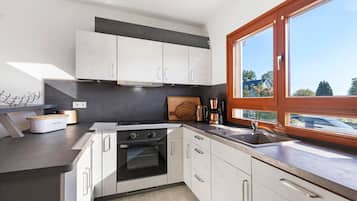 Een koelkast, een microgolfoven, een oven, een kookplaat