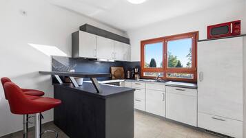 Kühlschrank, Mikrowelle, Ofen, Herdplatte