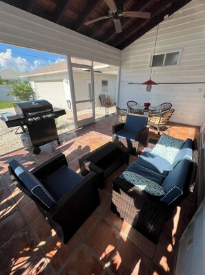 Outdoor dining - Spacious apartment on two floors with beautiful sunset views. (Naples)