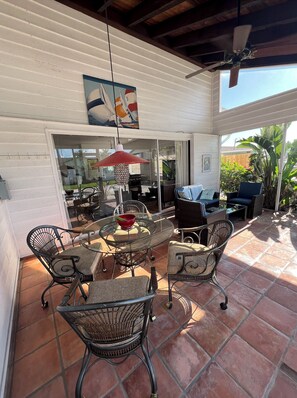 Outdoor dining - Spacious apartment on two floors with beautiful sunset views. (Naples)