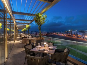 4 restaurantes, se sirven desayunos, comidas, cenas y cocina marroquí