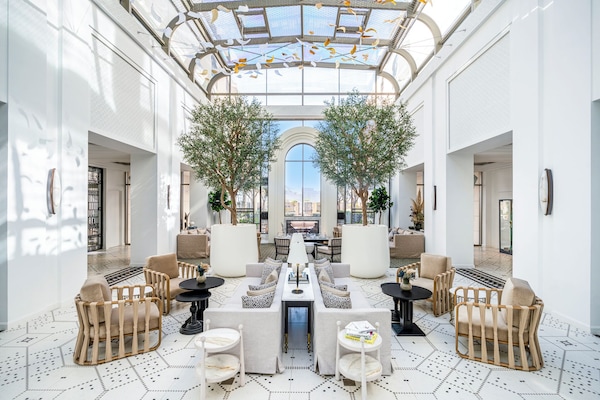 4 restaurants; breakfast, lunch, and dinner served